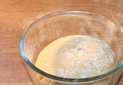 1. Этап. Домашний Курляндский хлеб: 8. Собираем тесто в ком и округляем. Припыляем миску и тесто мукой, закрываем прозрачным пакетом. Ставим миску в теплое место на 1-1,5 часа, чтобы поднялось тесто.