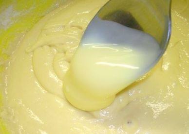 1. Этап. Медовый торт простой: Теперь добавим сгущенку.