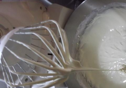 1. Этап. Кекс с клубничным вареньем: 6. По консистенции готовое тесто получится немного редковатым, не пугайтесь, так и должно быть.