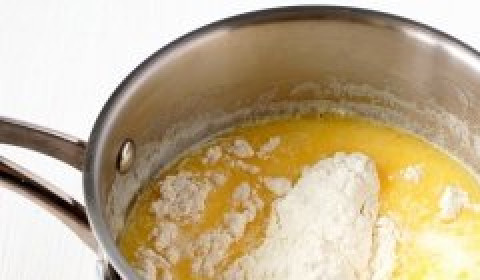 1. Этап. Заварное тесто на молоке: 3. Убавляем огонь и добавляем муку, после чего начинаем быстро помешивать, усилив огонь.