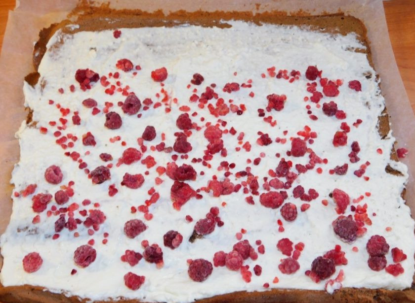 1. Этап. Бисквитный рулет с творогом и ягодами: Почти остывший бисквит разверните и смажьте кремом. Разложите ягоды.