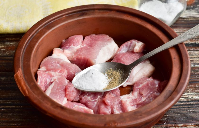 1. Этап. Мясо по-здоровски: Выложите мясо в форму для выпекания. Можете ее предварительно смазать растительным маслом. Посолите мясо и поперчите.