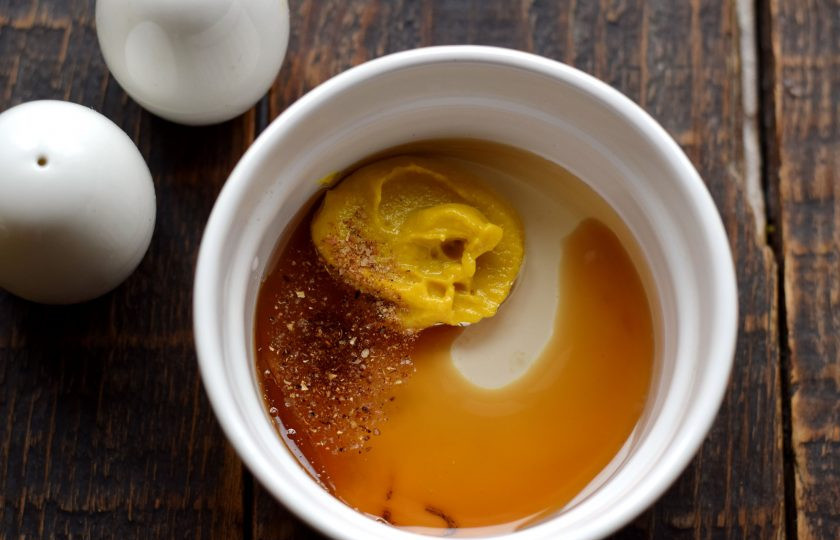 1. Этап. Салат с печенью и сухариками: Отдельно приготовьте заправку. В пиалочку влейте соевый соус, бальзамический уксус, добавьте горчицу, соль и перец по вкусу. Смесь тщательно перемешайте до однородности.