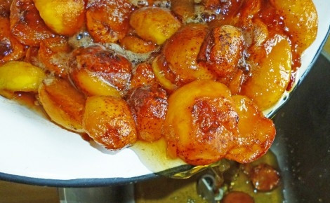 1. Этап. Варенье в хлебопечке: 2. Перекладываю абрикосы из миски в ведерко хлебопечки.