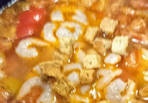 1. Этап. Рагу из нута и креветок: В казан добавить нут, довести до кипения.. Затем, уменьшив огонь, тушить ещё 10 минут. Добавить креветки и гренки. Убрать казан с плиты, и дать содержимому казана 