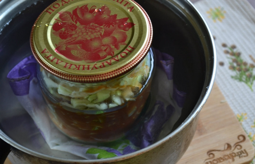 1. Этап. Капуста, маринованная в томате, на зиму: Тем временем подготовьте посуду для стерилизации. На дно положите сложенное вдвое кухонное полотенце и налейте воды, которая должна доходить до плечиков банки. В теплую воду поместите банки с капустой для стерилизации. С момента закипания банки объемом 0,5 литра стерилизуйте 7 минут, 1,0 литр – 14 минут.