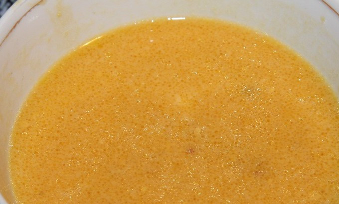 1. Этап. Сельдь в горчичной заливке: В отдельной миске смешиваем 2 вида горчицы, сахар, растительное масло и сок лимона.