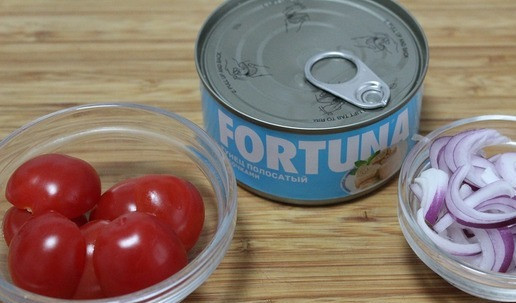 1. Этап. Салат Рождественский венок с тунцом: Черри порезать на половинки, лук порезать перьями. Яйца разрезать пополам.