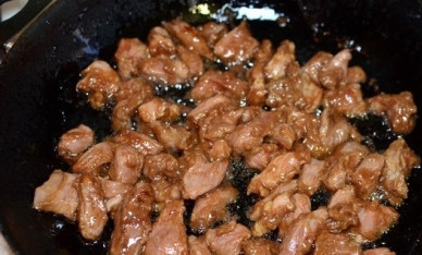 1. Этап. Говядина в кисло-сладком соусе по-китайски: Разогреваем вторую сковороду с большим количеством масла, обжариваем на сильном огне кусочки говядины. Масла должно быть много, мясо у нас будет жариться практически во фритюре.