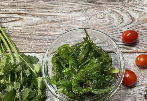 1. Этап. Поке с тунцом: Для поке возьмите свежую кинзу и салат из морских водорослей чука.