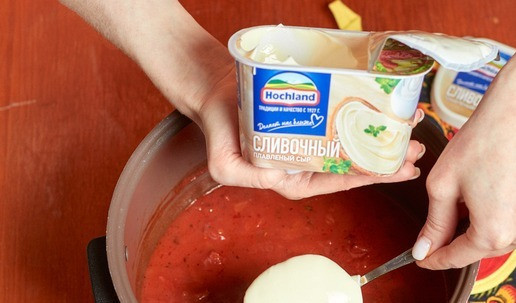 1. Этап. Томатно-сливочный суп: Выложить плавленый сыр и дать покипеть 10 минут, чтобы он разошелся.