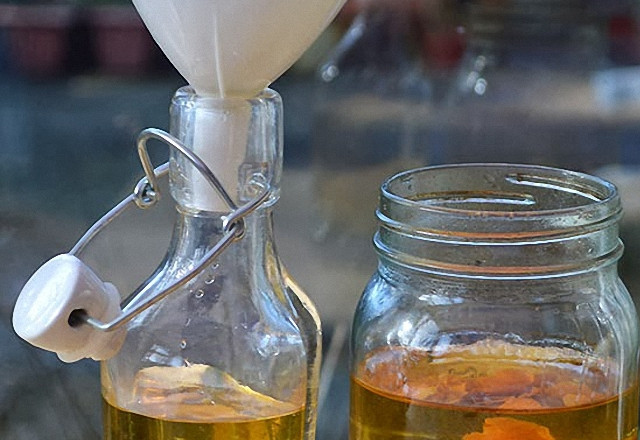 1. Этап. Апельсиновая настойка на самогоне: Сварите сахарный сироп из сахарного песка и воды. Добавьте его в процеженный самогон. Закупорьте и поставьте на пять дней в холодильник.