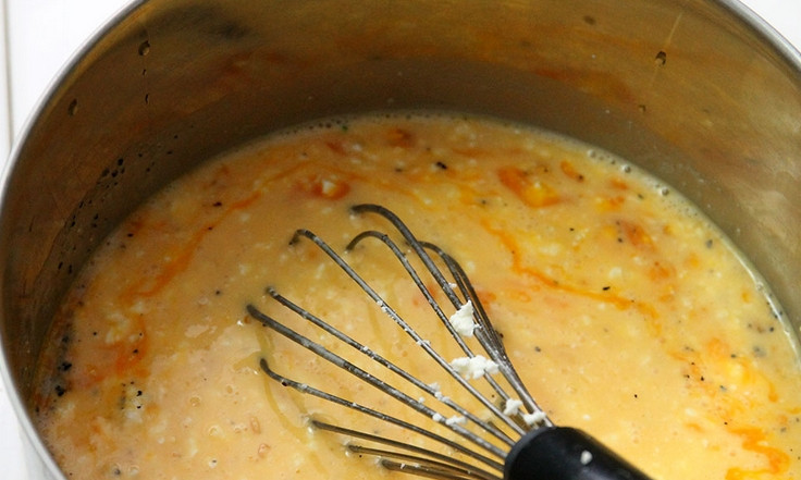 1. Этап. Запеканка с брокколи, и сыром, и грибами: Взбиваем до однородности, посолив и поперчив по вкусу.