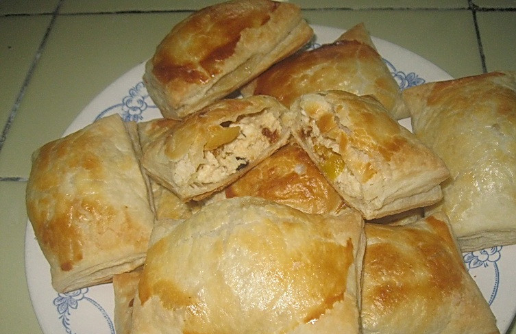 1. Этап. Слоеные пирожки с творогом: 7. Получаются они очень вкусными и сочными. Начинка для таких слоек может быть любая: варенье (например, дольки абрикос), джем, свежие фрукты и т.д.