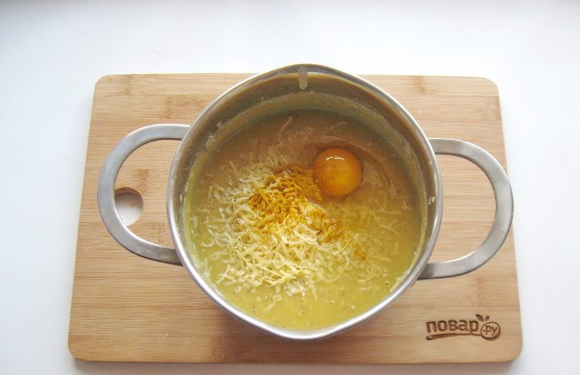1. Этап. Запеканка из чечевицы: Добавьте сырое куриное яйцо и куркуму.
