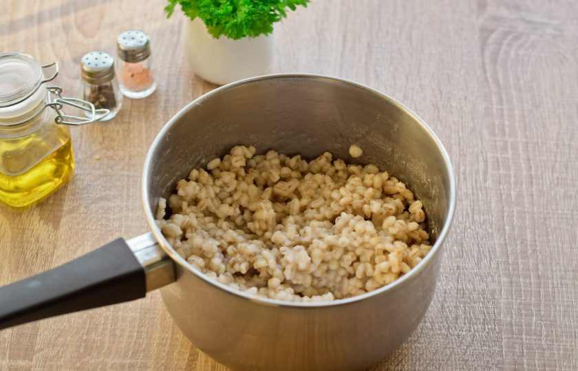 1. Этап. Рассольник с копченой колбасой и перловкой: Отдельно сварите перловку. Залейте крупу водой (на 70 грамм крупы необходимо 150 мл. воды). Варите крупу 25-30 минут.