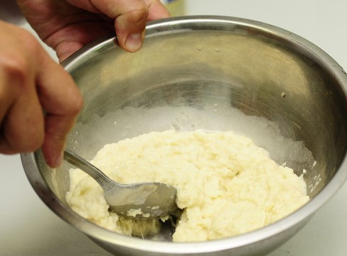 1. Этап. Картофельные колбаски: 8. К перетертому картофелю добавляем сырой лук, вбиваем яйцо куриное, всыпаем муку, жареные грибы с луком и салом и сметану, солим и перчим.