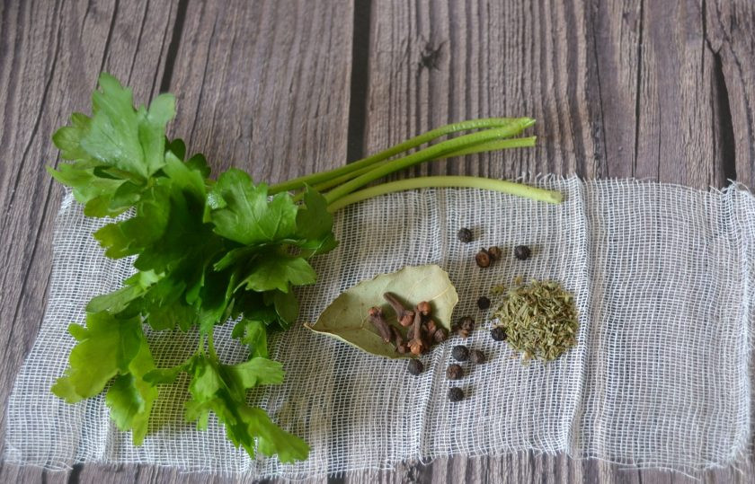 1. Этап. Белый бульон: Подготовьте саше из специй и пряностей: перец, гвоздику, тимьян, лавровый лист, петрушку.