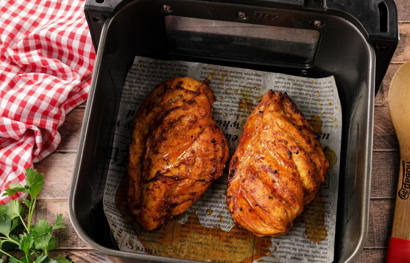 1. Этап. Шаурма в аэрогриле: Если необходимо, за 5 минут до готовности, грудку можно перевернуть. Готовое филе переложите на тарелку и дайте немного остыть.