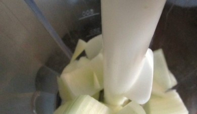 1. Этап. Рыбные котлеты из тилапии: Лук почистите, нарежьте и измельчите в блендере в кашу.