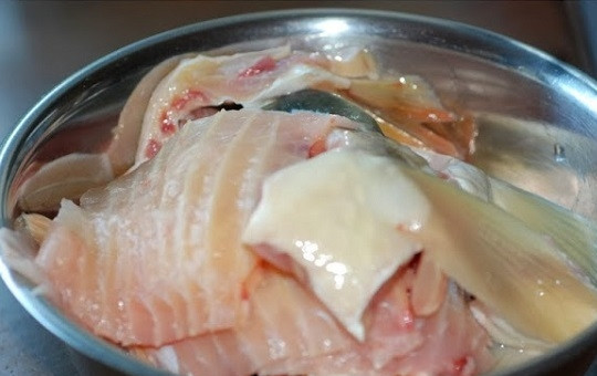 1. Этап. Уха со взбитым яйцом: Выкладываем в кастрюлю голову карпа, плавники, хвост и кусочки рыбы. Заливаем водой, добавляем очищенные овощи и ставим вариться минут 30.