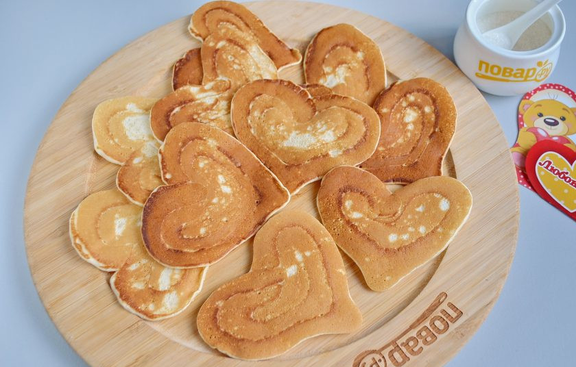 1. Этап. Блины-сердечки: 7. Блины-сердечки готовы! На фото у меня не все, остальные остывают на другой тарелочке. Количество блинов зависит от размера, я делала небольшие сердечки. Подайте их с ягодами, сладкими сиропами или сгущенкой. Можно присыпать сахарной пудрой. Хорошего дня!