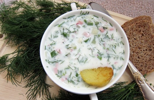 1. Этап. Окрошка на кефире и минеральной воде: 6. Переложите все компоненты в одну посуду. Посолите. Перемешайте. Залейте охлажденным кефиром и минеральной водой. Еще раз перемешайте. Поставьте в холодильник. Через 15 минут подайте на стол.