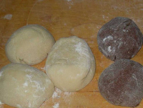 1. Этап. Торт на 30 лет: Делим тесто на равные части: получается по три коржа каждого цвета.