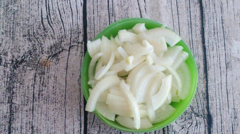 1. Этап. Соус к чипсам Начос: Авокадо промойте и нарежьте кусочками произвольной формы и размера. То же самое сделайте и с очищенным луком.