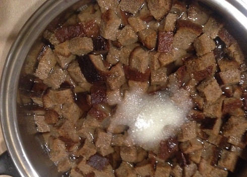 1. Этап. Квас из сухарей: Добавляем сахар.