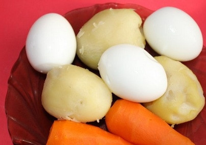 1. Этап. Новогодний салат Шишка: Отварить овощи и также их измельчить.