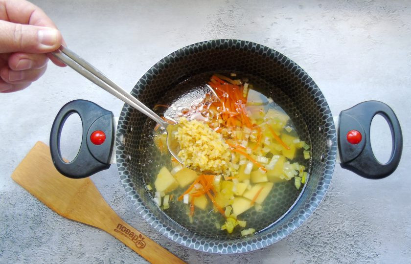 1. Этап. Рыбный суп с булгуром: Выложите лук с морковью в кастрюлю. Через 10-15 минут кипения добавьте булгур.