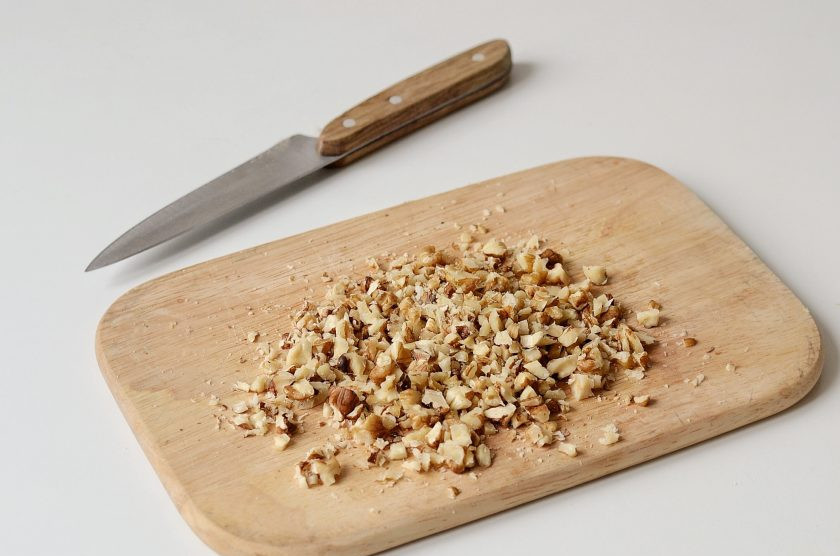 1. Этап. Морковный торт без яиц: Грецкие орехи мелко порубите ножом.