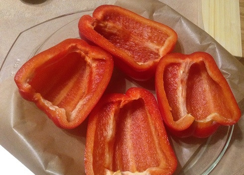 1. Этап. Перец, запеченный с пастой, грибами и сыром: 3. Включаем духовку, пусть разогревается до 200 градусов. Перцы разрежем пополам, удалим сердцевину с семечками.