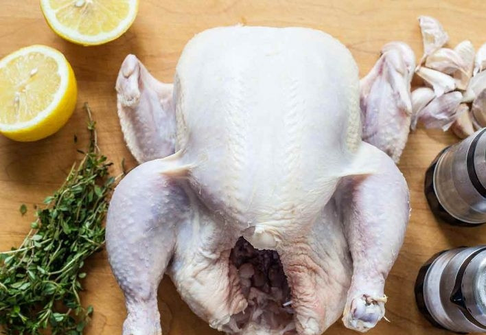 1. Этап. Запеченная курица с морковью: 1. Вымойте курицу внутри и снаружи, посолите и поперчите ее, подготовьте все ингредиенты.