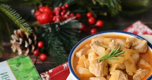 1. Этап. Индейка, тушеная в яблочно-томатном соусе: Подавайте индейку в яблочно-томатном соусе с картофельным пюре, рисом, спагетти или просто без гарнира с мягким хлебом, чтобы макать в соус. Душевное и уютное домашнее блюдо, которое наверняка вас порадует!