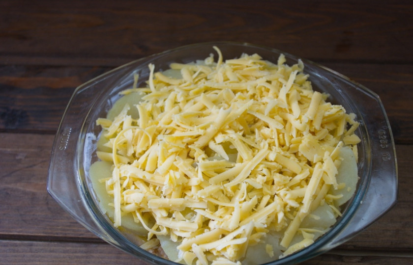 1. Этап. Запеканка мясная с овощами: Натрите на терке сыр и посыпьте им запеканку. Накройте крышкой или фольгой и запекайте в духовке 20 минут.