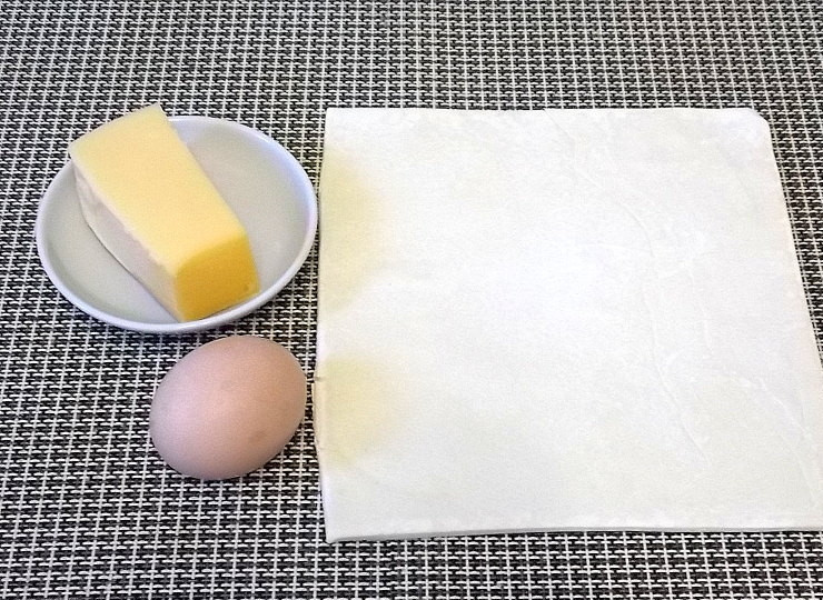 1. Этап. Яйца, запеченные с сыром: Подготовьте все необходимые ингредиенты.