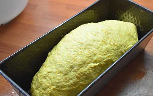 1. Этап. Морковный хлеб: 9. Из теста сделайте необходимую форму. Потом выложите его в подготовленную посуду. Оставьте тесто подходить под пищевой плёнкой на 45 минут.