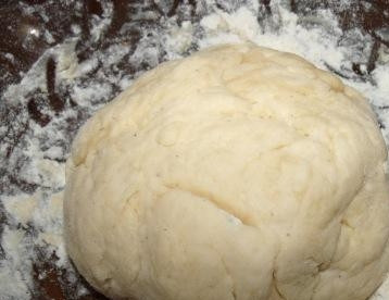 1. Этап. Пицца с ветчиной и ананасами: 1. Перед тем как приготовить пиццу с ветчиной и ананасами, приготовьте дрожжевое тесто. Для этого нагрейте совсем немного молоко. Добавьте в него рассыпные дрожжи. Посолите, добавьте сахар. В небольшую емкость положите муку, влейте дрожжи. Замесите тесто. Заверните тесто в пленку и отставьте на полчаса, чтобы тесто могло увеличиться в размерах.