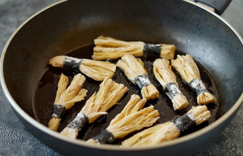 1. Этап. Жареная соевая спаржа: Обжарьте в сковороде в разогретом растительном масле до хрустящей корочки. Примерно по 4-5 минут с каждой стороны.