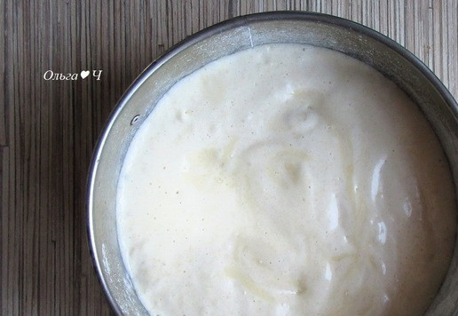 1. Этап. Торт Трио Браволли: Разъемную форму для выпечки (у меня 17 см) слегка смажьте сливочным маслом, присыпьте мукой. Я еще выстелила дно бумагой для выпечки. Осторожно влейте бисквитную массу. ВАЖНО не разравнивать и не стучать формой по столу. Можно лишь слегка наклонить саму форму, чтобы тесто равномернее распределилось.