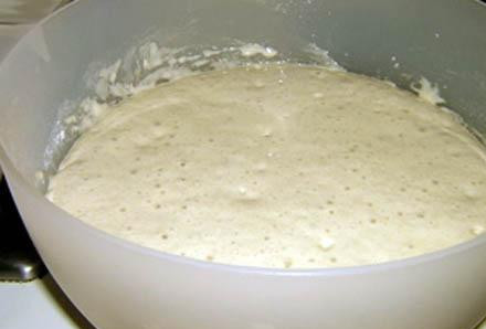 1. Этап. Сэндвич со свининой: Ваше тесто должно подняться в два раза, и выглядеть следующим образом: