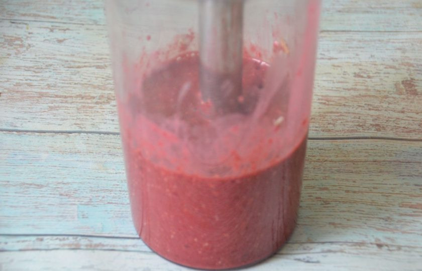 1. Этап. Смузи с гранатом: Погружным блендером измельчите как можно мельче содержимое стакана.
