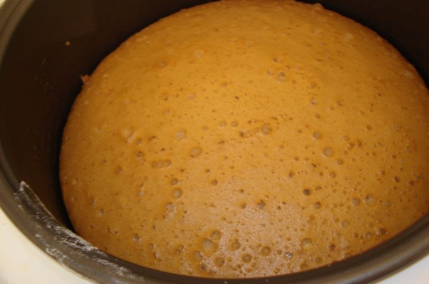 1. Этап. Бисквитные коржи: Запекайте бисквит в режиме 