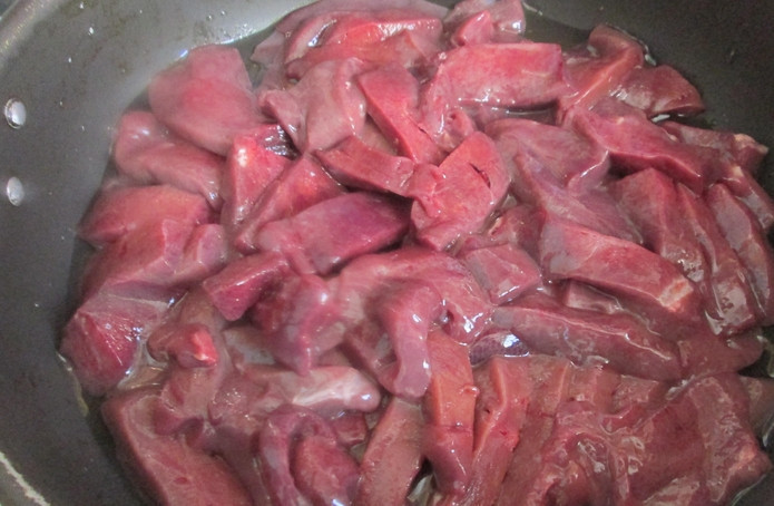 1. Этап. Печень, тушенная в соусе: Печень промойте и нарежьте небольшими кусочками. Помешивая, обжарьте печень в масле 10-15 минут.