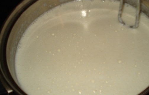 1. Этап. Крем яичный для торта: Как только появятся большие пузырьки, крем подошел к стадии закипания. Теперь его мешать нужно непрерывно, но очень осторожно. Варить заварной крем нужно до состояния сметаны, после охлаждения, он станет еще гуще.