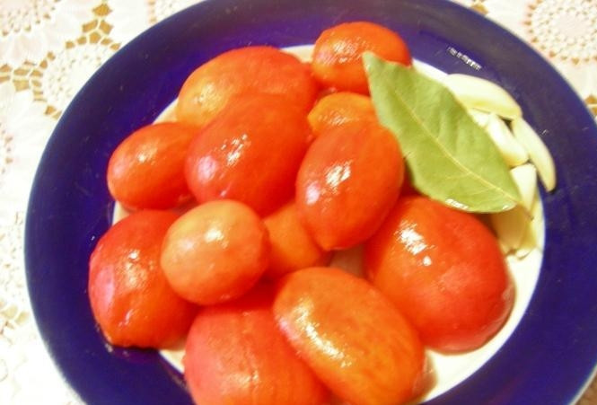 1. Этап. Шурпа по-домашнему: Помидоры очистить от кожицы и добавить в кастрюлю.