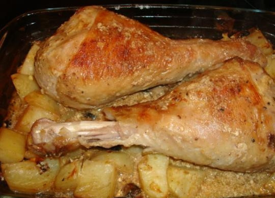 1. Этап. Индейка, запеченная со сметаной: Запекается индейка со сметаной и картофелем при температуре 180-200 градусов. В процессе приготовления мясо и картофель нужно несколько раз аккуратно перевернуть, чтобы блюдо пропеклось равномерно. Время приготовления зависит от размеров голеней и кусочков картофеля, а также особенностей вашей духовки, я готовила около 2-х часов. О готовности блюда можно судить по отсутствию крови в мясном соке, вытекающем при проколе голеней, а также готовности картошки.