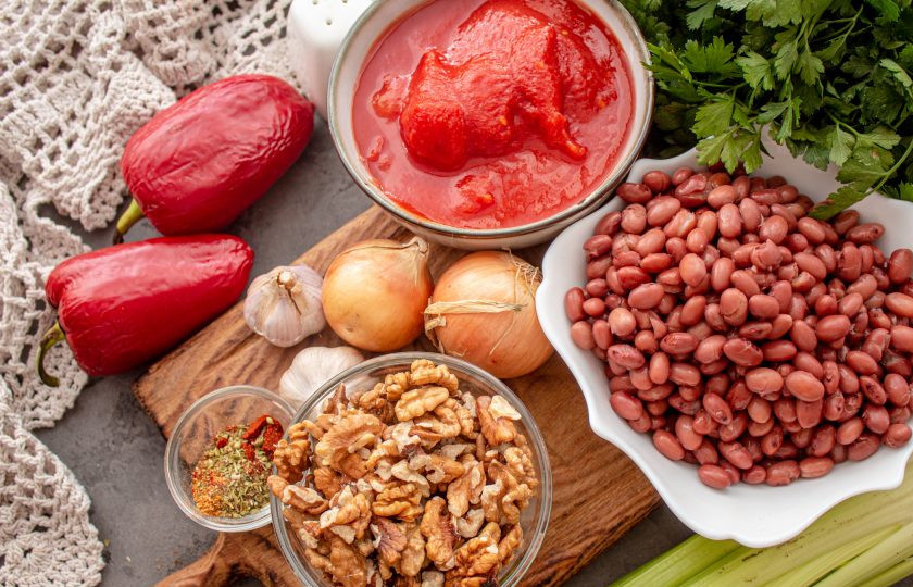 1. Этап. Лобио с сельдереем: Подготовьте все необходимые ингредиенты. Фасоль отварите накануне или используйте консервированную.